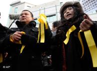 刘晓波支持者手持黄丝带，在法庭外抗议示威