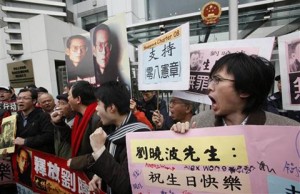 香港民众抗议北京判处刘晓波11年监禁