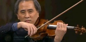 著名小提琴演奏家张文钧在诺贝尔和平奖颁奖仪式上演奏。路透社