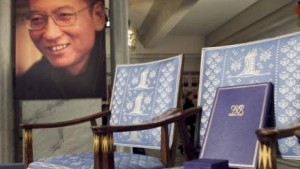 去年（2010）奥斯陆诺贝尔和平奖颁奖现场象征着刘晓波的空椅子以及椅子上的奖章/reuters