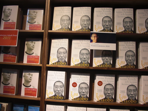 渔夫出版社刚上架的德文版刘晓波文集和廖亦武的证词两本书