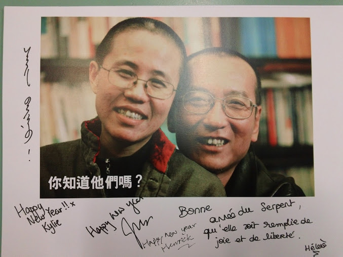 蛇年初三，香港和大陆游客签名签字声援刘霞刘晓波早日重获自由02