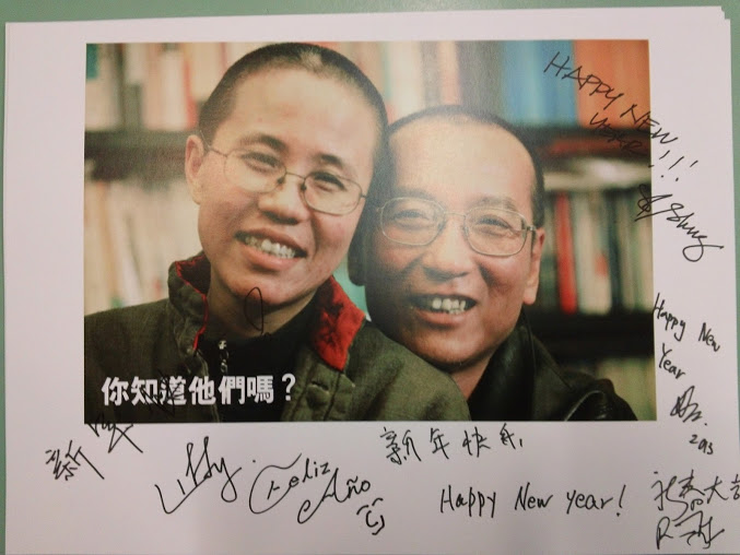 蛇年初三，香港和大陆游客签名签字声援刘霞刘晓波早日重获自由05