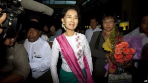 缅甸反对党领袖昂山素季(中))2015年6日10日在仰光国际机场准备前往中国进行首次正式访华之旅