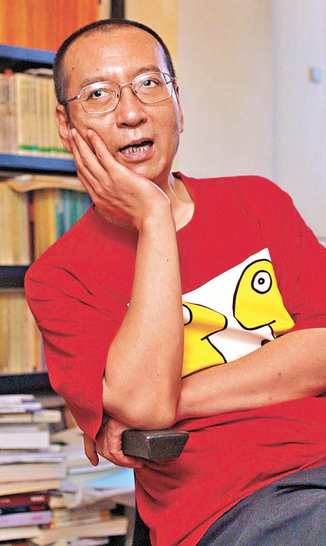 刘晓波因草拟《08宪章》被捕，将近一月，音讯全无。资料图片
