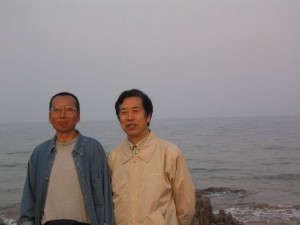 2005年作者（右）与刘晓波在青岛海滨