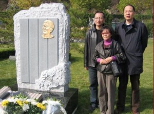 《包遵信纪念文集》的编者徐晓（中）、张祖桦（右）、刘晓波（左）在包先生墓前