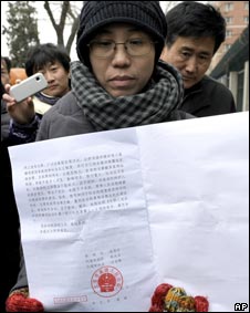 刘霞向记者展示法院的宣判书