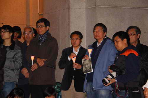 参加烛光会的香港资深记者程翔，民主派议员郑家富，李永达，李卓人