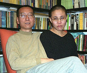 因发起零八宪章而被拘押的北京学者刘晓波（右者为其妻刘霞）