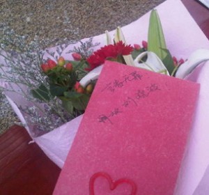 图片：网友前往世博会挪威馆给水刘晓波鲜花。（网友提供记者心语）