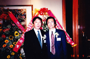 图：左，何亮亮，右，姜维平，1998年摄。（姜维平提供）