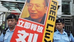 图：香港警察正在对一场声援刘晓波的游行示威进行监控