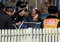 在法庭外，警方拦阻刘晓波的支持者（路透社照片）