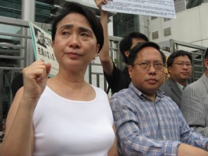 抗议《零八宪章》起草人刘晓波被当局以煽动颠覆国家政权罪正式逮捕2