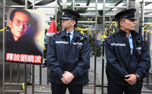 示威者在香港中联办门外绑上黄丝带声援刘晓波（2009年12月25日法新社照片）