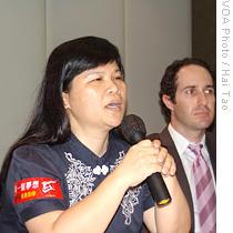 记者协会主席麦燕庭（左）