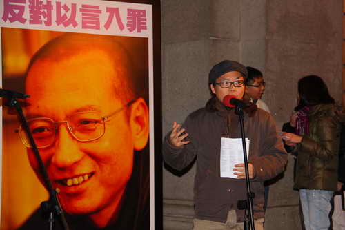 诗人廖伟棠朗读为刘晓波写作的新诗《致一个被囚禁者》。