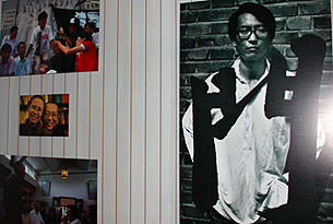 诺贝尔和平奖纪念馆内图片展上刘晓波的照片。（粤语部海蓝拍摄）
