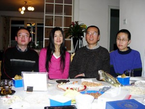 图片：右刘晓波夫妇，与余杰夫妇（余杰提供）