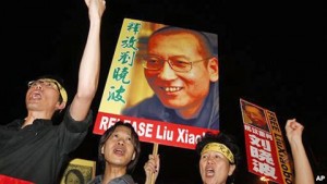 香港的民主活动人士举行抗议，呼吁释放刘晓波
