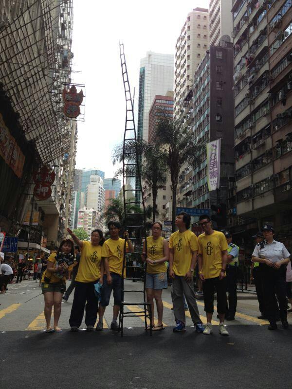 香港竖起为刘晓波设计的五米高空椅子1