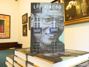林培瑞在洛推介刘晓波文集《没有敌人，没有仇恨》2