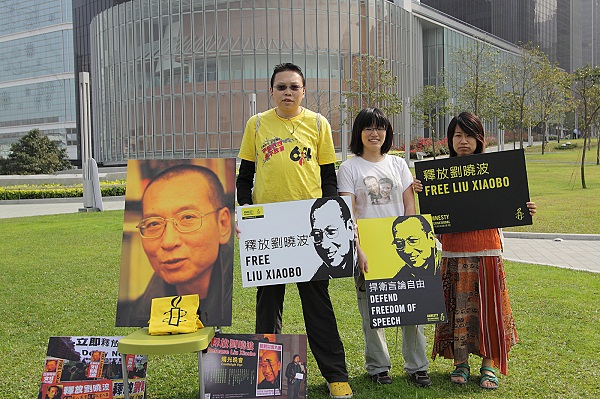要求释放刘晓波签名活动大合照6