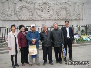 2010年通过英雄上广场到山顶右起孙万宝孙文广倪文华邵凌才沈玉华刘桂芹