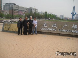 2011年4月孙文广与外地两位朋友逛泉城广场当天他们遭传唤并驱逐出境