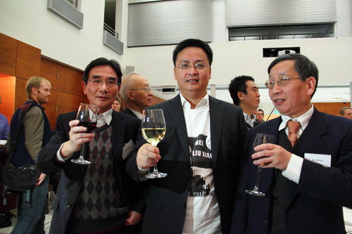 独立中文笔会会员在诺贝尔颁奖礼上5陈奎德、封从德、胡平