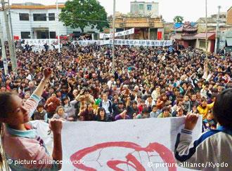 乌坎的民众抗议腐败的土地买卖