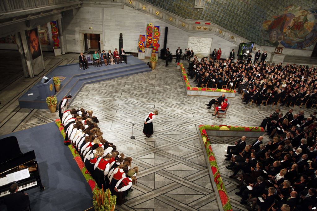 1 2010年诺贝尔和平奖颁奖典礼现场，主席台上的空椅子是留给刘晓波的。挪威国王和王后坐在大厅中间（2010年12月10日）
