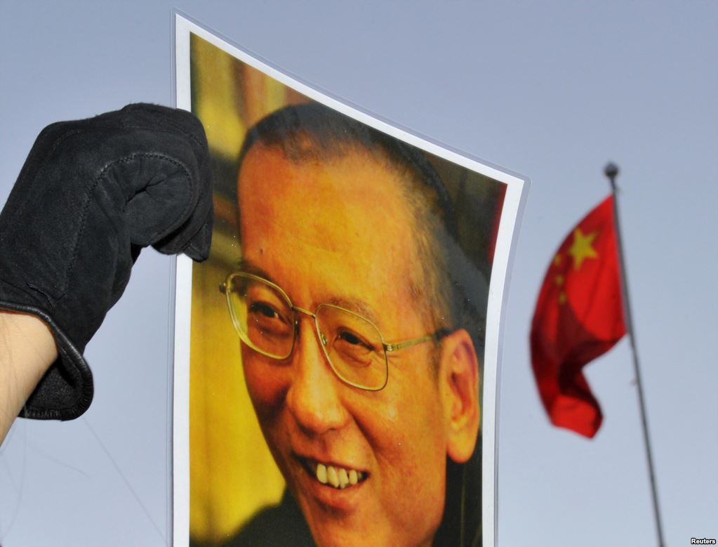 10 在颁奖典礼的前一天，中国驻挪威大使馆外面，有人手持刘晓波像示威。（2010年12月9日）