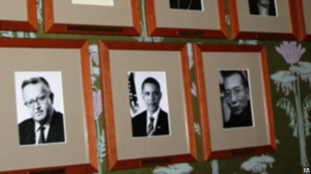 11 刘晓波做为诺贝尔奖得主的正式黑白照片挂在诺委会墙上。左侧是上届得主奥巴马（2010年12月9日，美国之音王南拍摄）