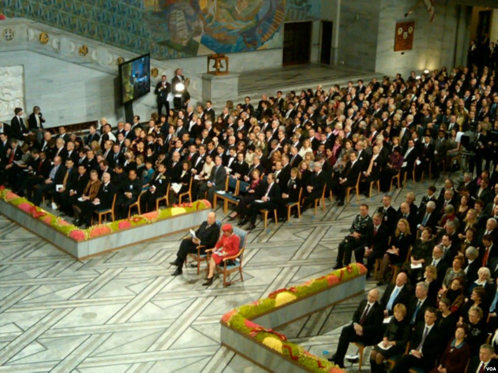 13 挪威国王和王后、各国外交官和特邀嘉宾出席颁奖典礼（2010年12月10日，美国之音王南拍摄）