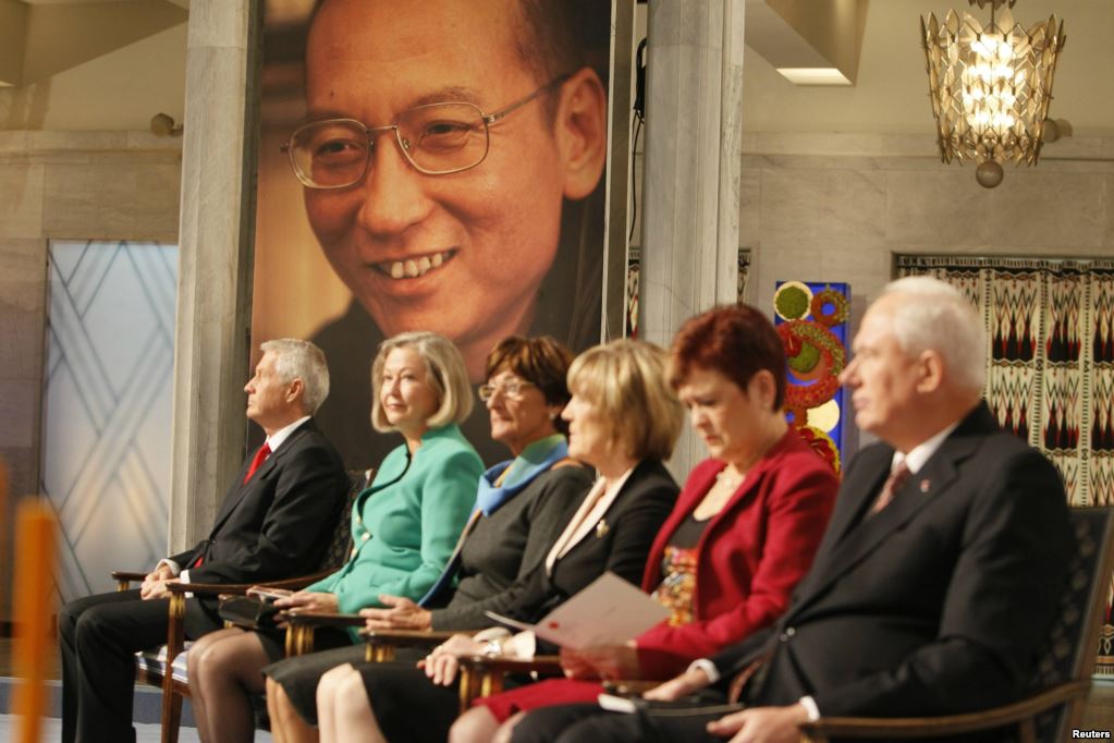 14 在奥斯陆市政厅的颁奖典礼上， 诺贝尔委员会成员坐在主席台上，刘晓波像旁边（2010年12月10日）