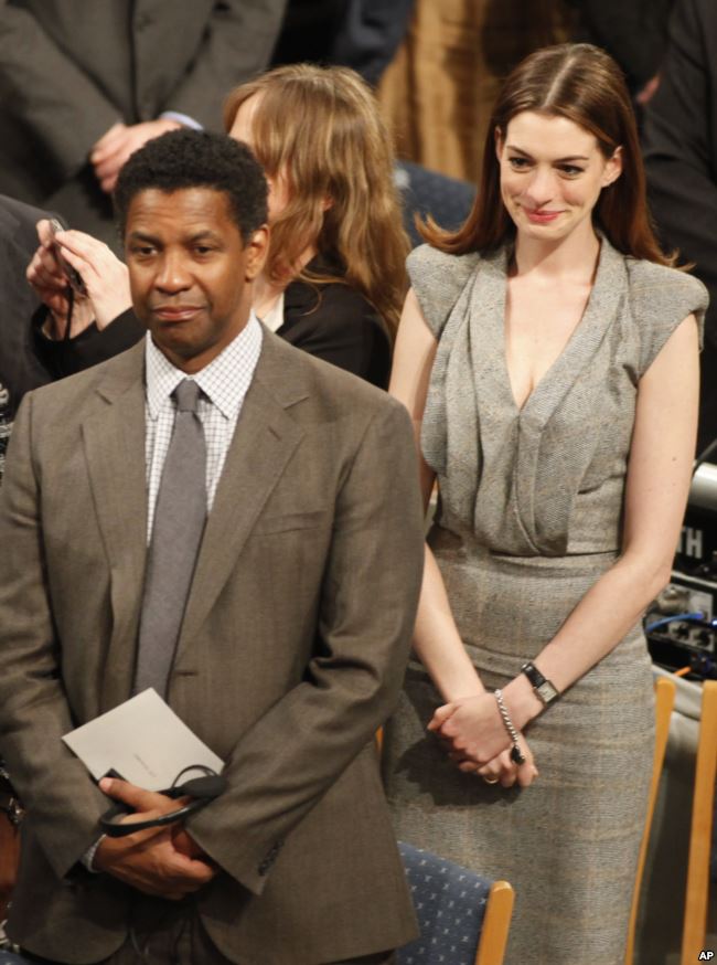 15 好莱坞影星丹泽尔·华盛顿(Denzel Washington)和安妮·海瑟威(Anne Hathaway)参加诺贝尔和平奖为刘晓波颁奖典礼（2010年12月10日）。他们将主持第二天的诺贝尔和平奖音乐会。