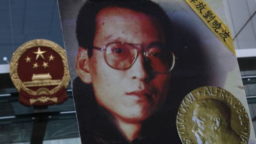 2010年10月11月在香港要求释放刘晓波的抗议人群举着刘晓波的相片。
