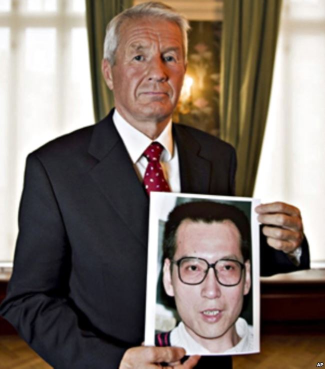 9 诺贝尔委员会主席亚格兰（Thorbjoern Jagland）手持刘晓波的照片（2010年10月8日）