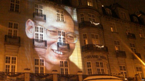 2010年12月10日，为刘晓波缺席颁发诺贝尔和平奖之夜，他的形象投映在举行诺和奖晚宴的奥斯陆大酒店的正面外墙上（美国之音王南拍摄）