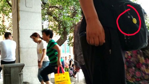 在刘晓波入住的医院大楼外，增加了带笑脸徽章的人。（媒体人提供）