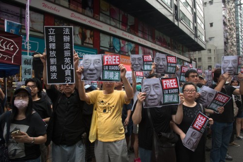 抗议者在香港的一场示威活动中举着刘晓波的照片