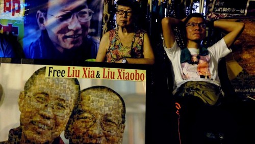 港人7月12日在中联办门口示威要求中国当局还刘晓波自由 路透社