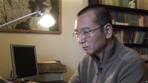 视频截图显示刘晓波在家里阅读一个文件（2008年1月6日）