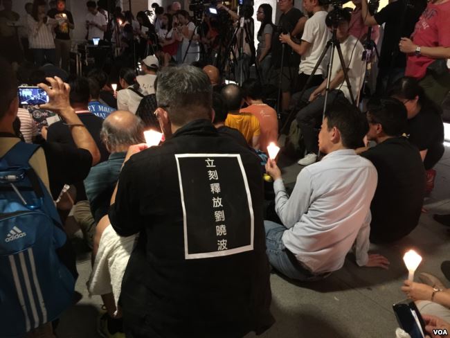 香港支联会6月29日晚8点在中环终审法院旁空地举行“释放刘晓波”烛光集会