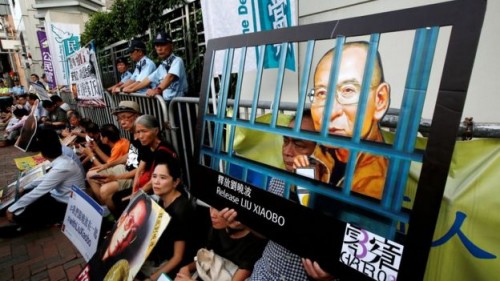香港集会人士在中联办大门示威，要求释放刘晓波